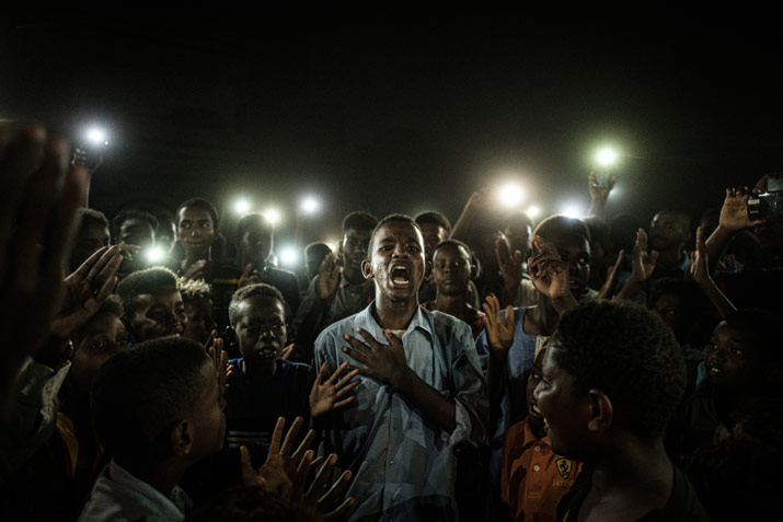 Straight voice muestra un jóven protestando en Khartum durante un apagón. Fotografía ganadora del World Press Photo 2020 Barcelona.